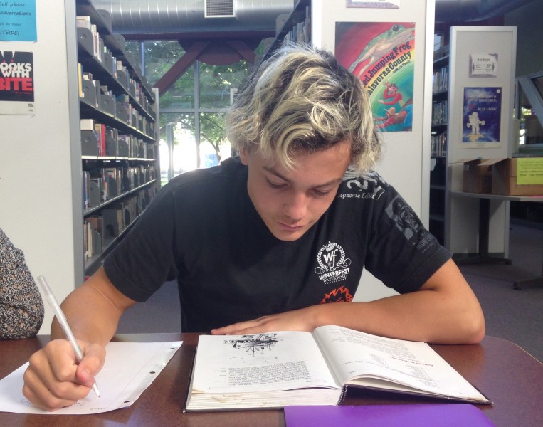 Junior Peter Blumberg works on an assignment for his German 4 Honors class. German is a large part of Blumberg’s life. 