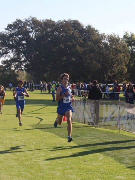 Senior Nicholas Leacox leads the men’s varsity team to a third-place victory. (Photo: M. Spangler)