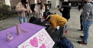 stud gov selling candy grams on the quad