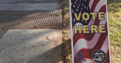 The vote here sign outside the Veteran's Memoral Center